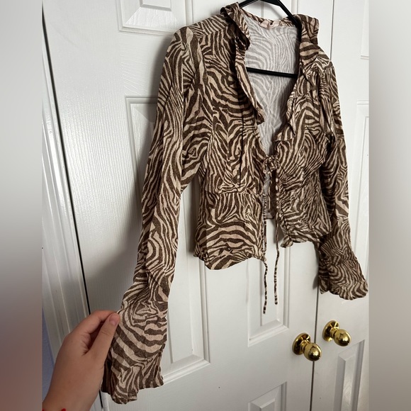 Australian Showpo tie front blouse. Sexy Tiger pattern. Size US6 Small. - Picture 3 of 6